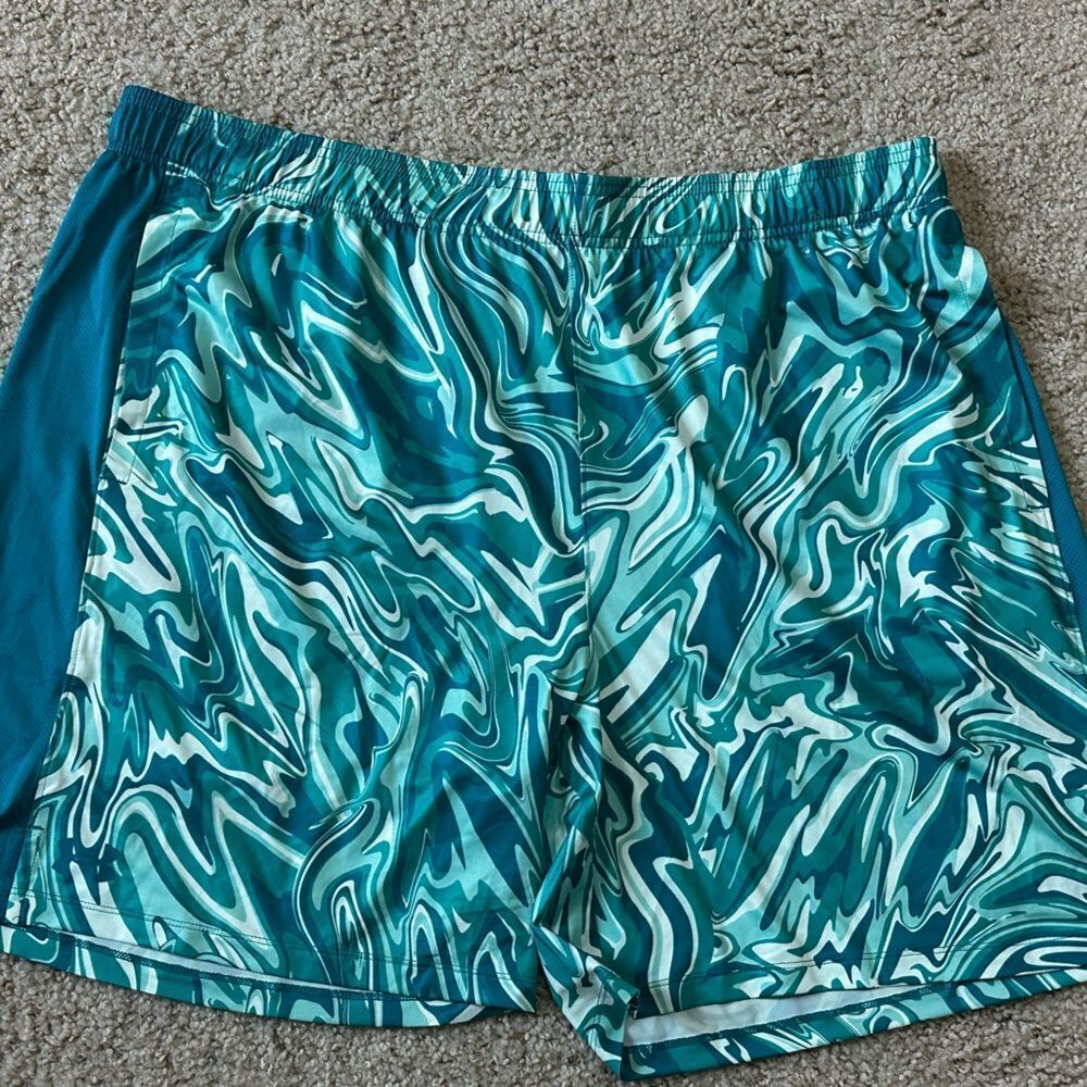 NWT Under Armour Train stretch 2.0 Loose Fit Shorts